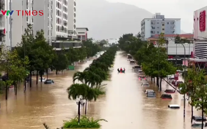 Mưa lớn những ngày qua đã gây ngập lụt tại 54 xã/phường của tỉnh Khánh Hòa, nhiều khu vực bị cô lập, chia cắt.