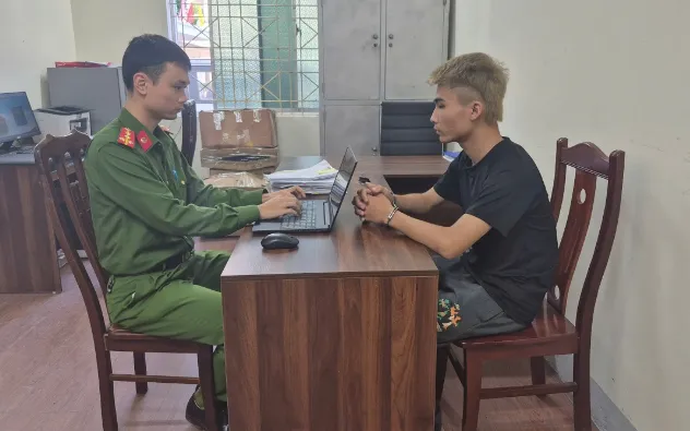 Cơ quan Công an làm việc với đối tượng cầm đầu Trương Hoàng Hiệp. Ảnh: Trang TTĐT Công an Nghệ An