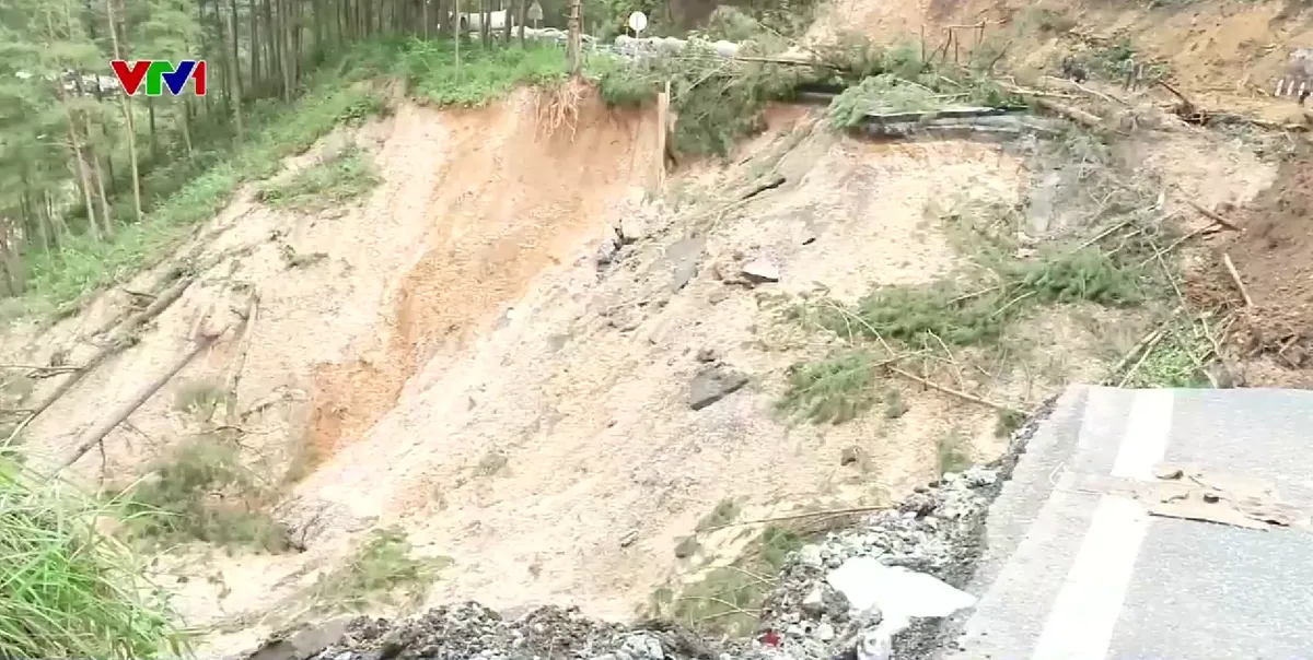 Khẩn trương thông các tuyến đèo tại Lâm Đồng sau mưa lũ, đảm bảo lưu thông an toàn - Ảnh 1.