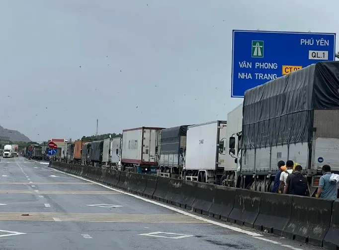 Khẩn trương thông các tuyến đèo tại Lâm Đồng sau mưa lũ, đảm bảo lưu thông an toàn - Ảnh 2.