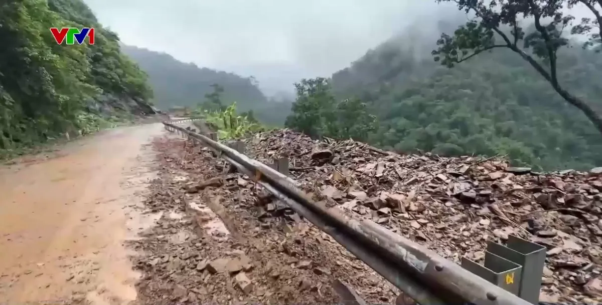 Khẩn trương thông các tuyến đèo tại Lâm Đồng sau mưa lũ, đảm bảo lưu thông an toàn - Ảnh 3.