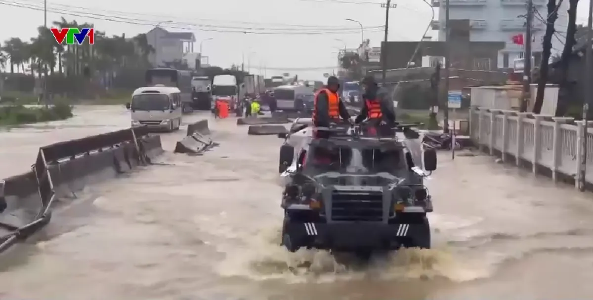 Ở bên cạnh nhân dân trong trận lũ lịch sử Nam Trung Bộ - Ảnh 1.