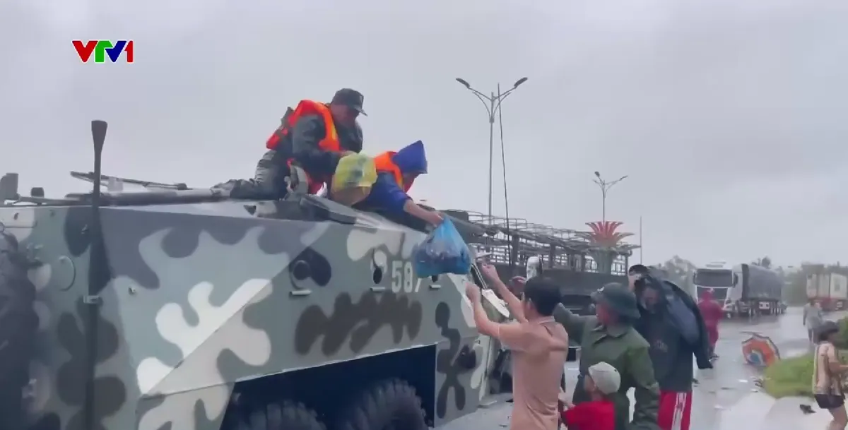 Ở bên cạnh nhân dân trong trận lũ lịch sử Nam Trung Bộ - Ảnh 2.