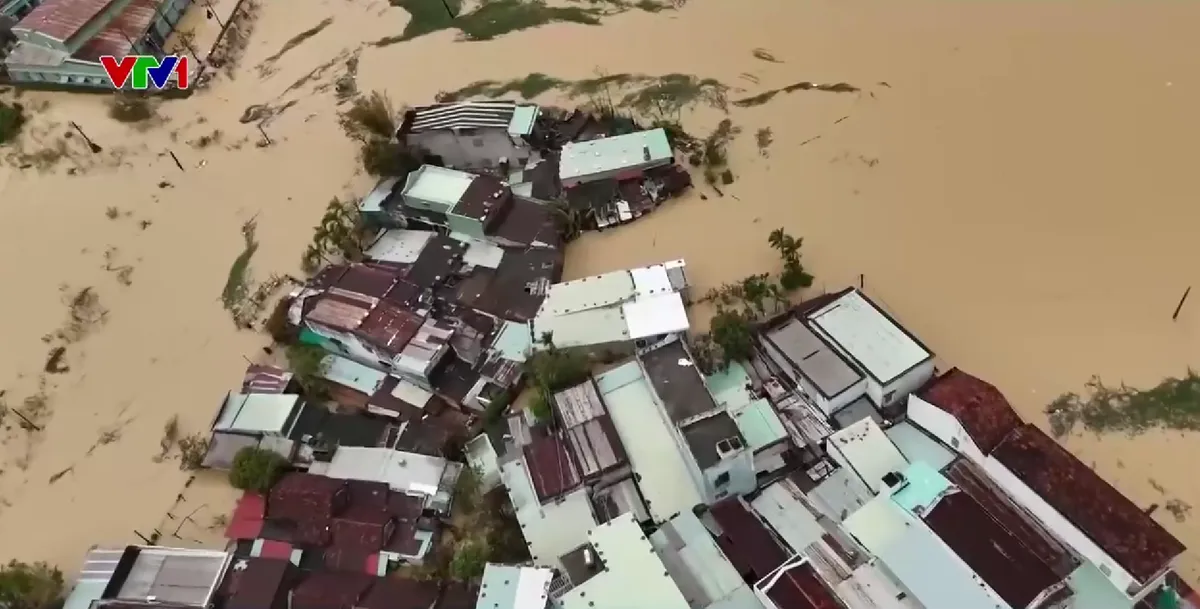 Ở bên cạnh nhân dân trong trận lũ lịch sử Nam Trung Bộ - Ảnh 4.