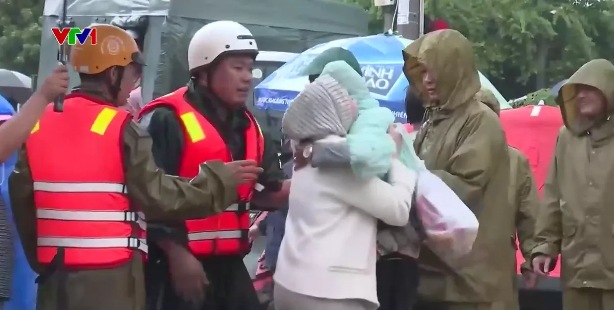 Ở bên cạnh nhân dân trong trận lũ lịch sử Nam Trung Bộ - Ảnh 3.