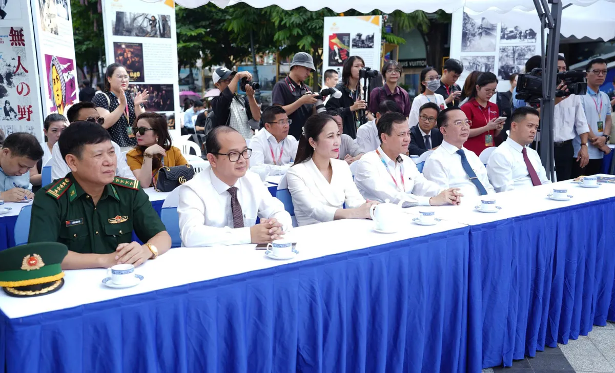 Trải nghiệm đa phương tiện tại triển lãm TP Hồ Chí Minh qua góc nhìn điện ảnh - Ảnh 2.