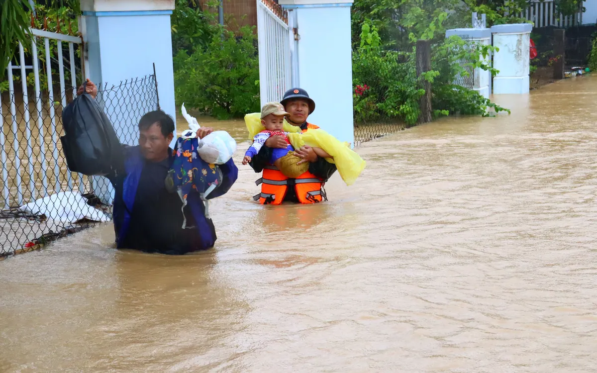 Nhiều khu vực ở Trung Bộ tiếp tục có mưa, có nơi mưa to trên120 mm.