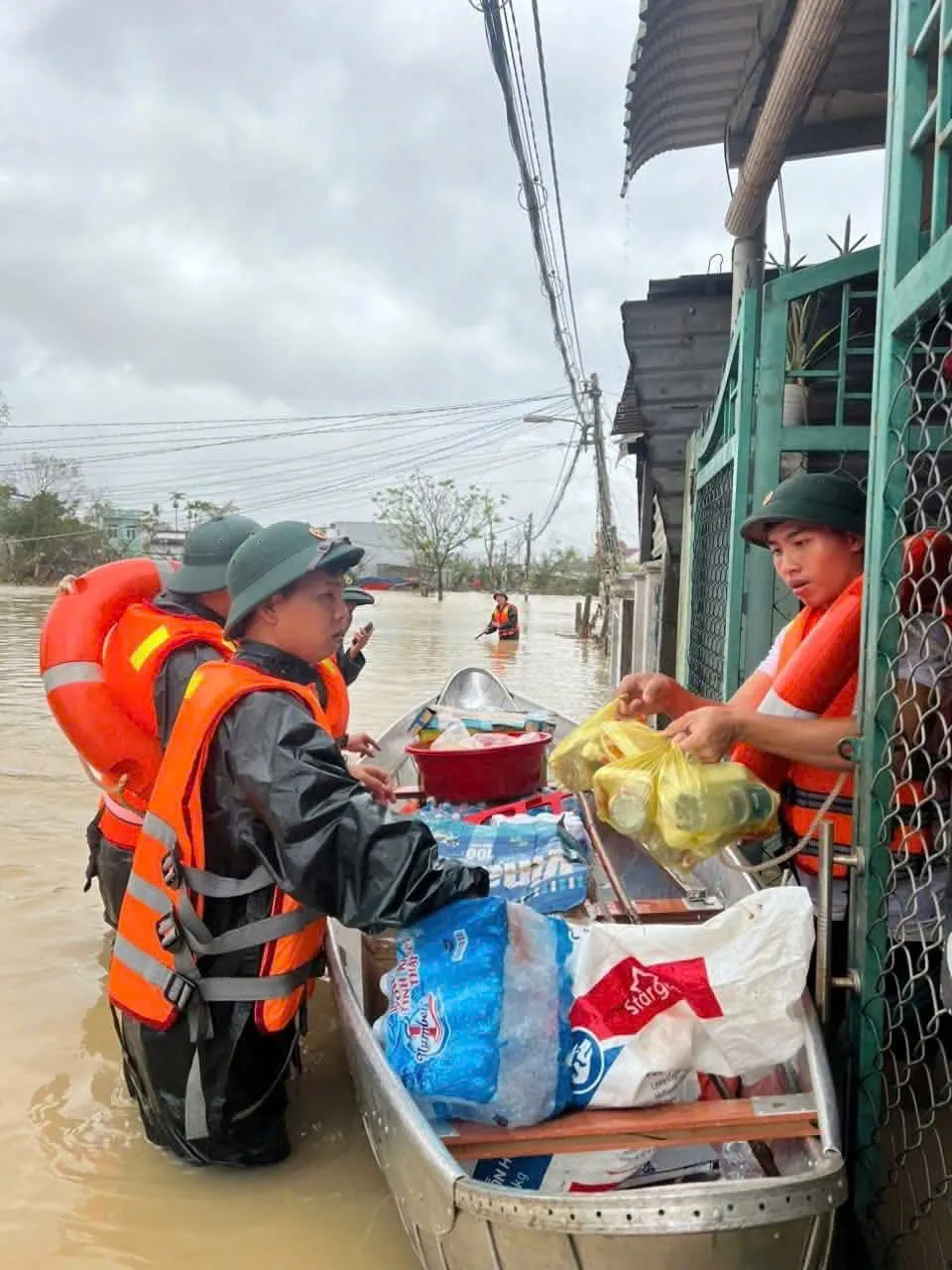 Gia Lai lập trạm cứu trợ khẩn cấp giữa tâm lũ - Ảnh 5.