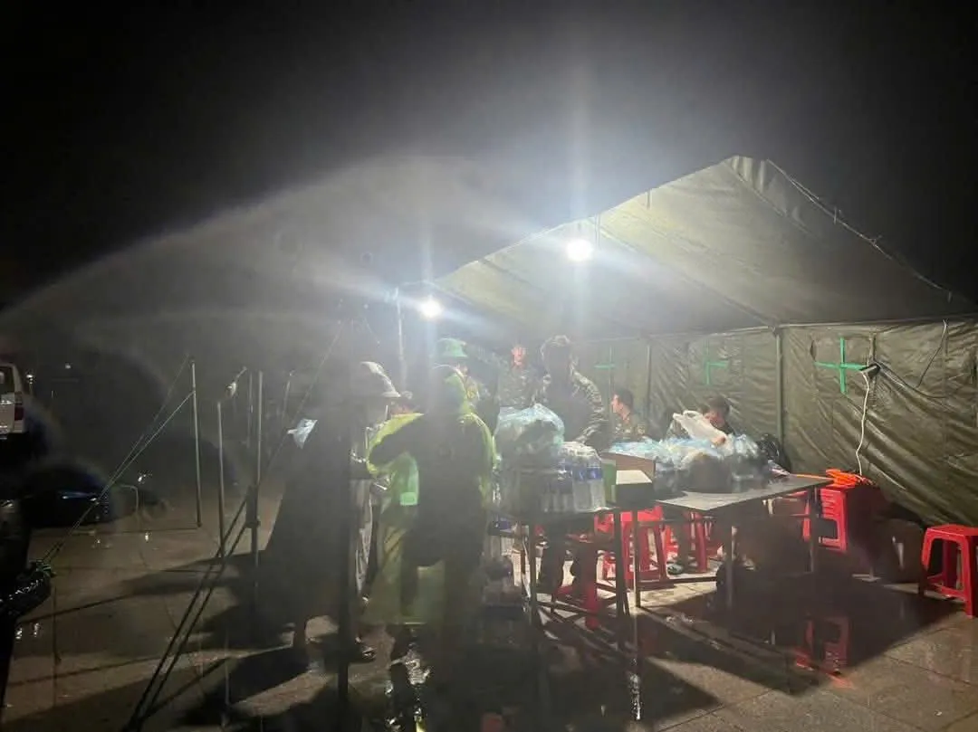 Gia Lai lập trạm cứu trợ khẩn cấp giữa tâm lũ - Ảnh 1.