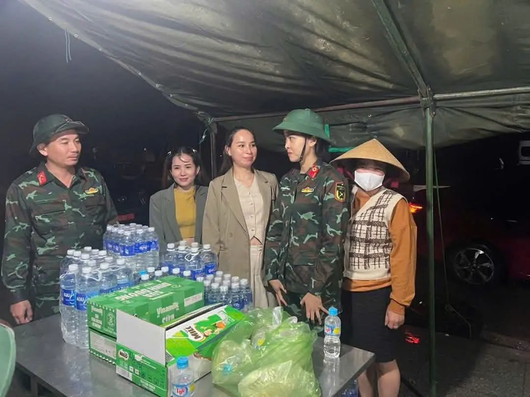 Gia Lai lập trạm cứu trợ khẩn cấp giữa tâm lũ - Ảnh 2.