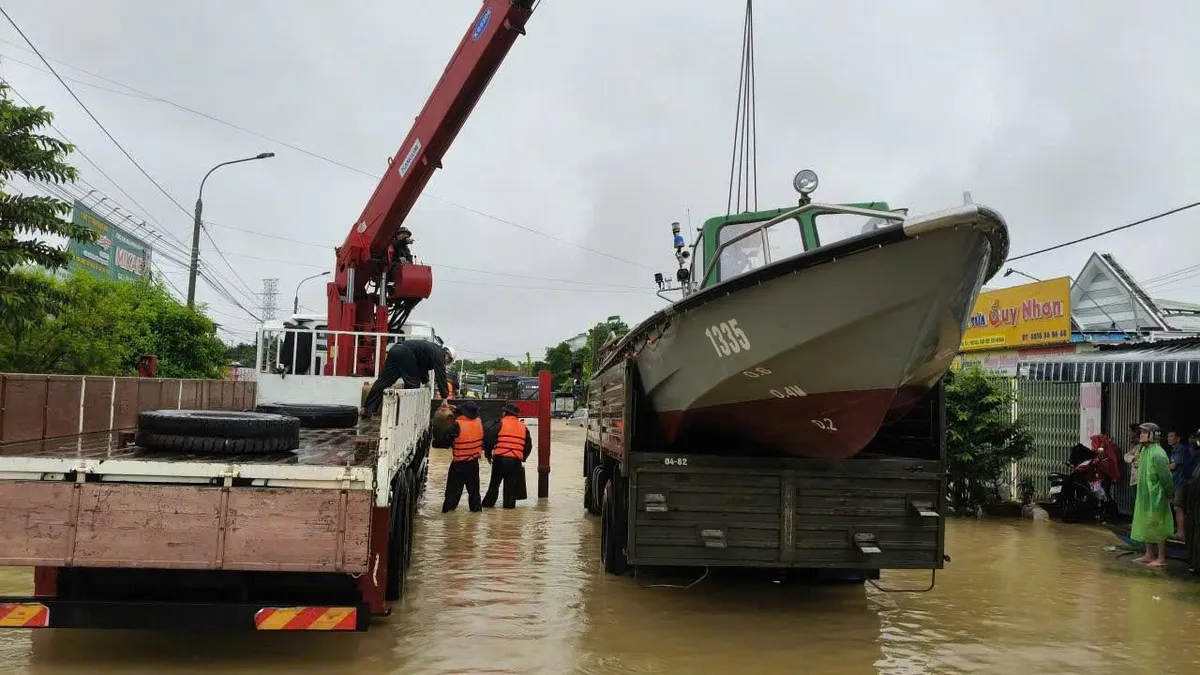 Cán bộ, chiến sĩ Vùng 4 dốc sức đồng hành cùng nhân dân vượt lũ - Ảnh 1.