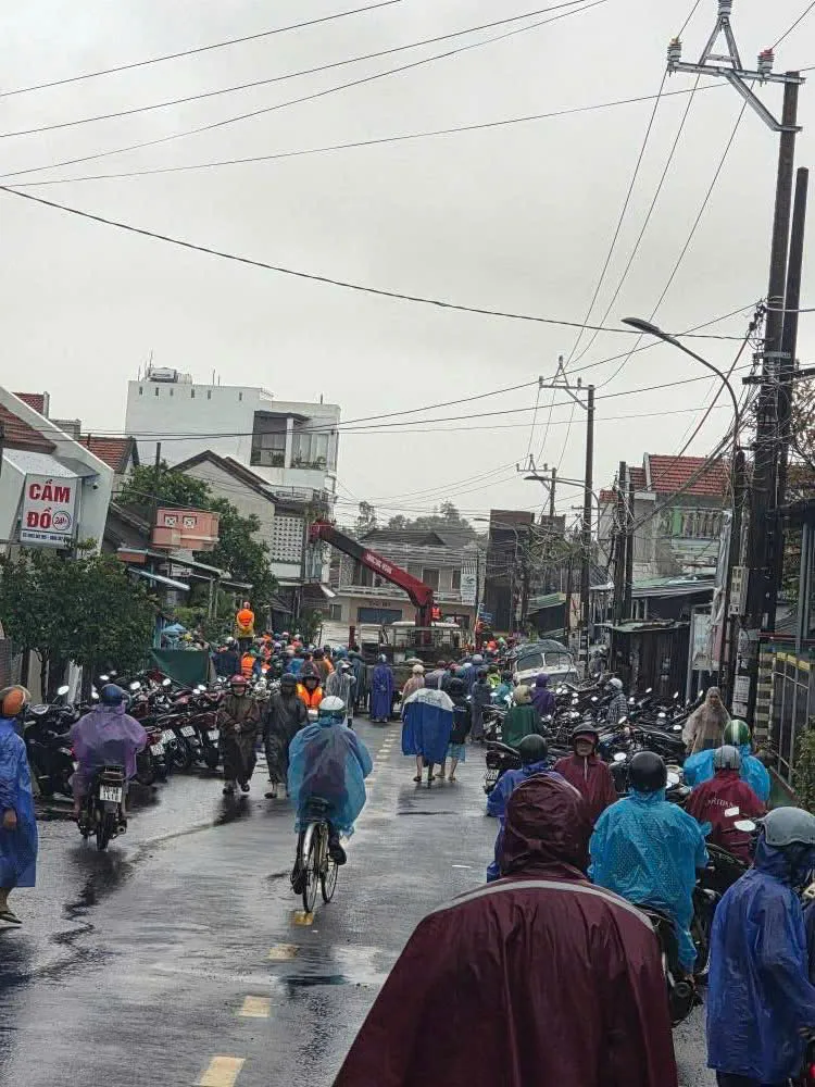 Đắk Lắk: Huy động 30 thuyền của ngư dân để phối hợp cứu nạn, cứu hộ tại các khu vực nước ngập sâu, chạy xiết - Ảnh 2.