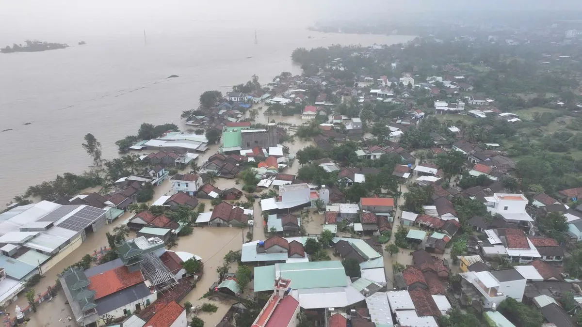 Đắk Lắk: Huy động 30 thuyền của ngư dân để phối hợp cứu nạn, cứu hộ tại các khu vực nước ngập sâu, chạy xiết - Ảnh 5.