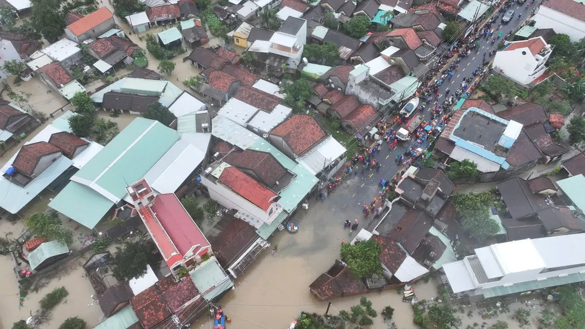 Đắk Lắk: Huy động 30 thuyền của ngư dân để phối hợp cứu nạn, cứu hộ tại các khu vực nước ngập sâu, chạy xiết - Ảnh 4.
