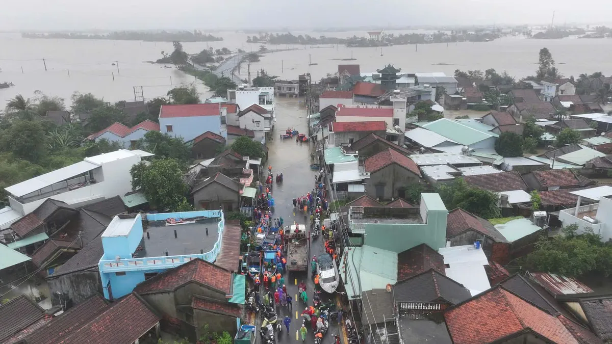 Đắk Lắk: Huy động 30 thuyền của ngư dân để phối hợp cứu nạn, cứu hộ tại các khu vực nước ngập sâu, chạy xiết - Ảnh 1.