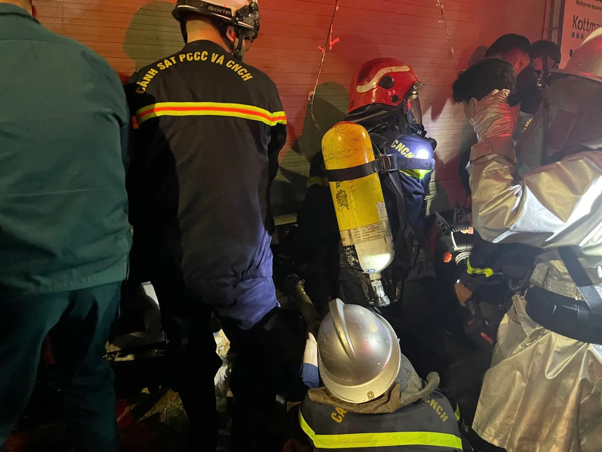 Cứu nạn thành công nhiều người dân trong 2 vụ cháy liên tiếp ở Hà Nội - Ảnh 1.