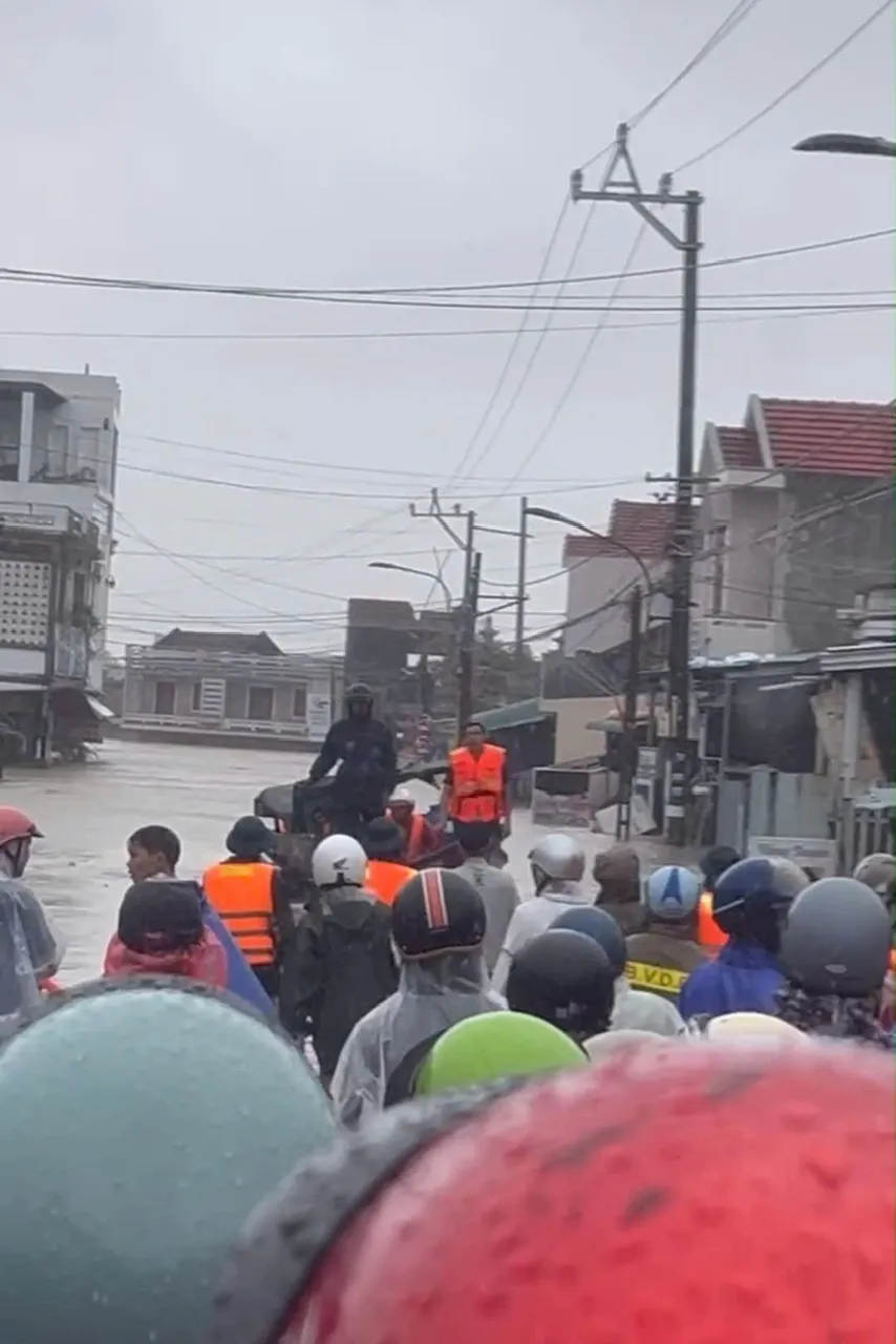 Đắk Lắk: Huy động 30 thuyền của ngư dân để phối hợp cứu nạn, cứu hộ tại các khu vực nước ngập sâu, chạy xiết - Ảnh 3.