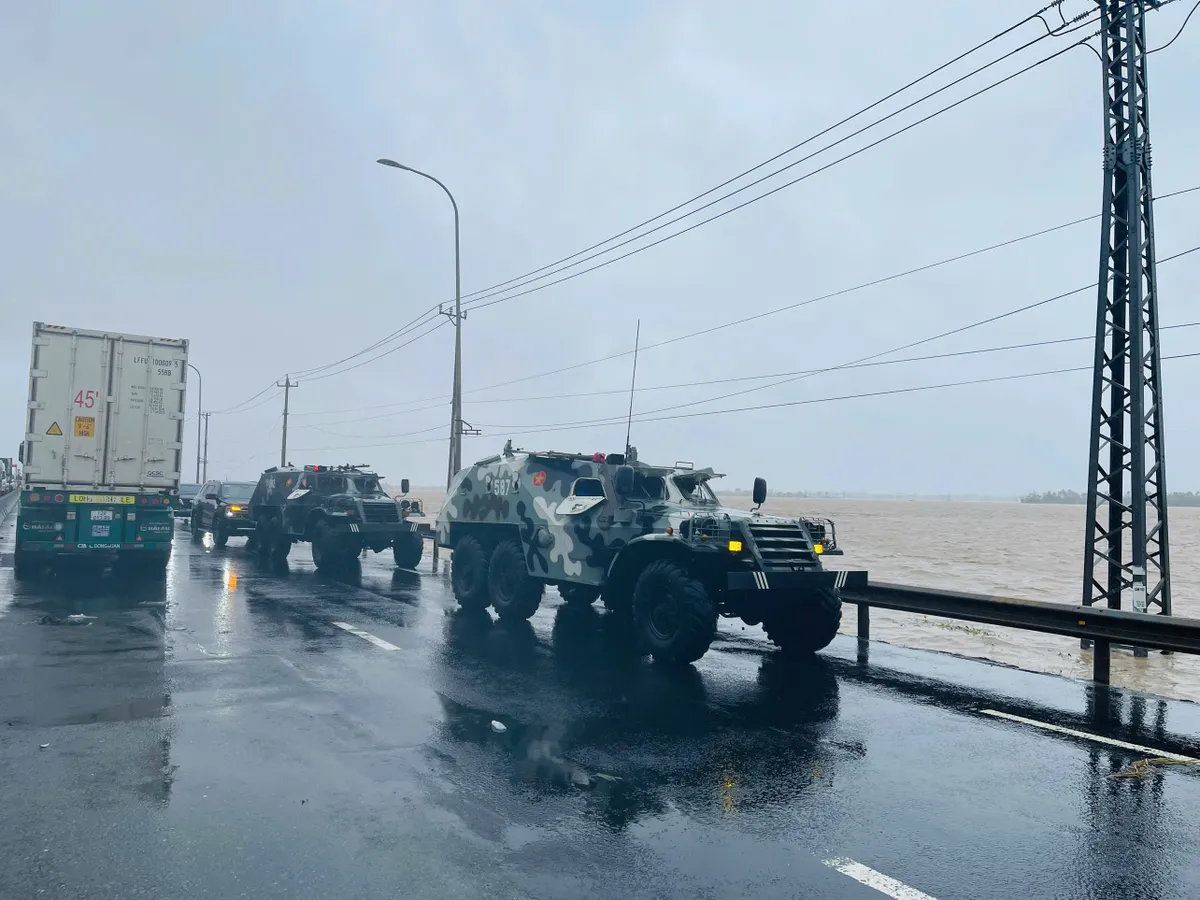 Xe thiết giáp Quân khu 5 vượt lũ xiết cứu dân Đắk Lắk- Ảnh 5.