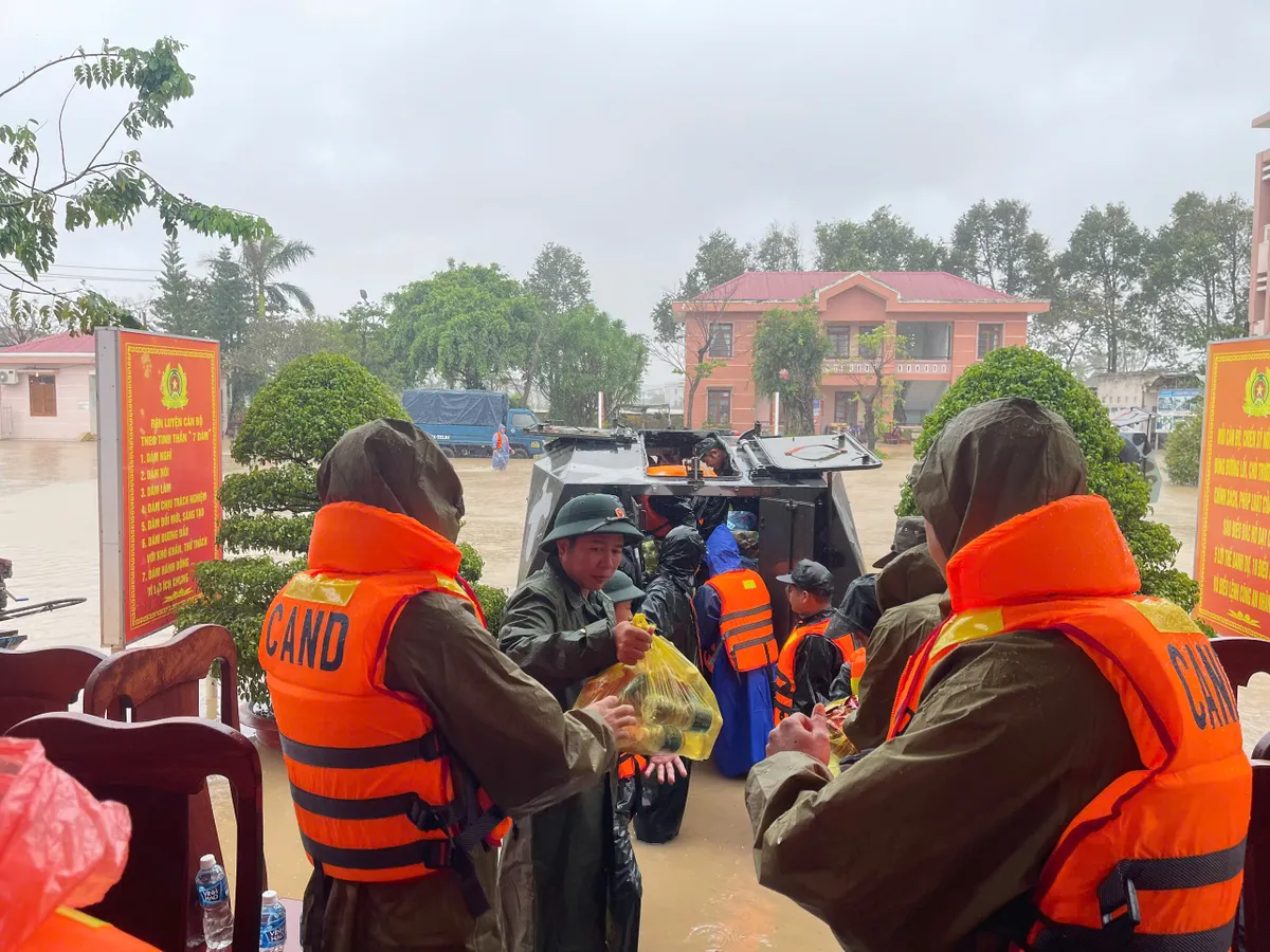 Xe thiết giáp Quân khu 5 vượt lũ xiết cứu dân Đắk Lắk- Ảnh 2.