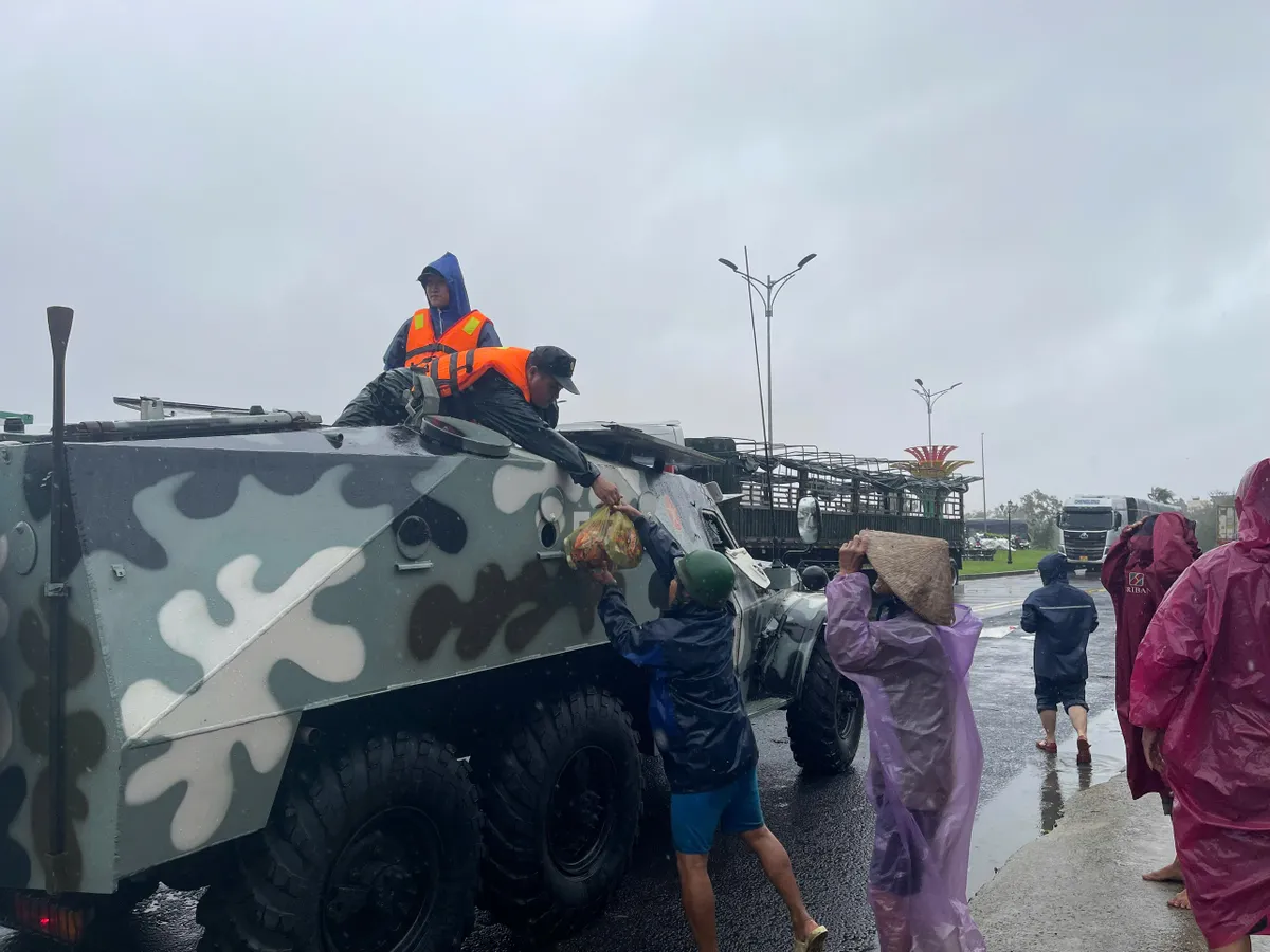 Xe thiết giáp Quân khu 5 vượt lũ xiết cứu dân Đắk Lắk- Ảnh 4.