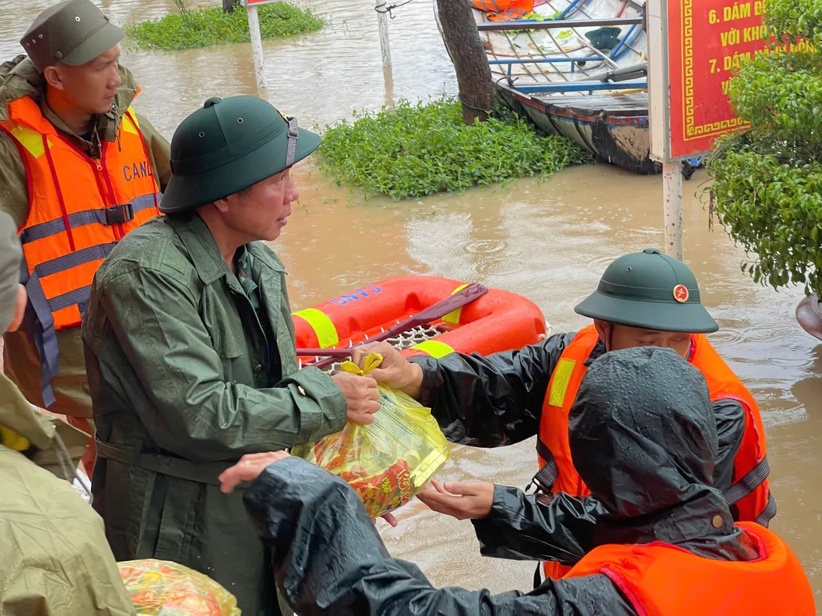 Xe thiết giáp Quân khu 5 vượt lũ xiết cứu dân Đắk Lắk- Ảnh 3.