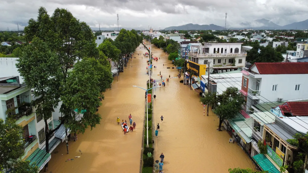 Khánh Hòa: Cúp nước kéo dài, bà con Nha Trang chia sẻ nước sinh hoạt trong mưa lũ - Ảnh 1.