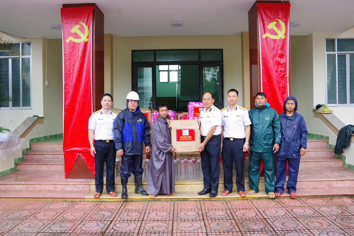 Vùng 4 Hải quân khẩn trương hỗ trợ đồng bào vùng lũ Khánh Hòa, Đắk Lắk- Ảnh 1. Vùng 4 Hải quân khẩn trương hỗ trợ đồng bào vùng lũ Khánh Hòa, Đắk Lắk- Ảnh 1.