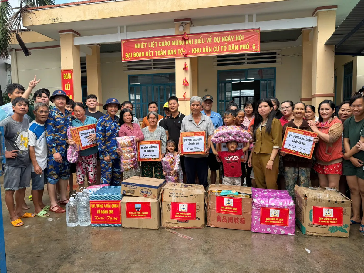 Vùng 4 Hải quân khẩn trương hỗ trợ đồng bào vùng lũ Khánh Hòa, Đắk Lắk- Ảnh 2. Vùng 4 Hải quân khẩn trương hỗ trợ đồng bào vùng lũ Khánh Hòa, Đắk Lắk- Ảnh 2.