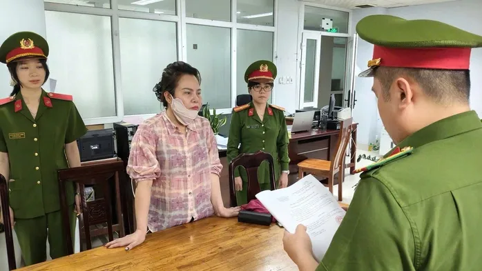 Bắt giữ "cô đồng" bịa chuyện tâm linh để lừa đảo - Ảnh 1.