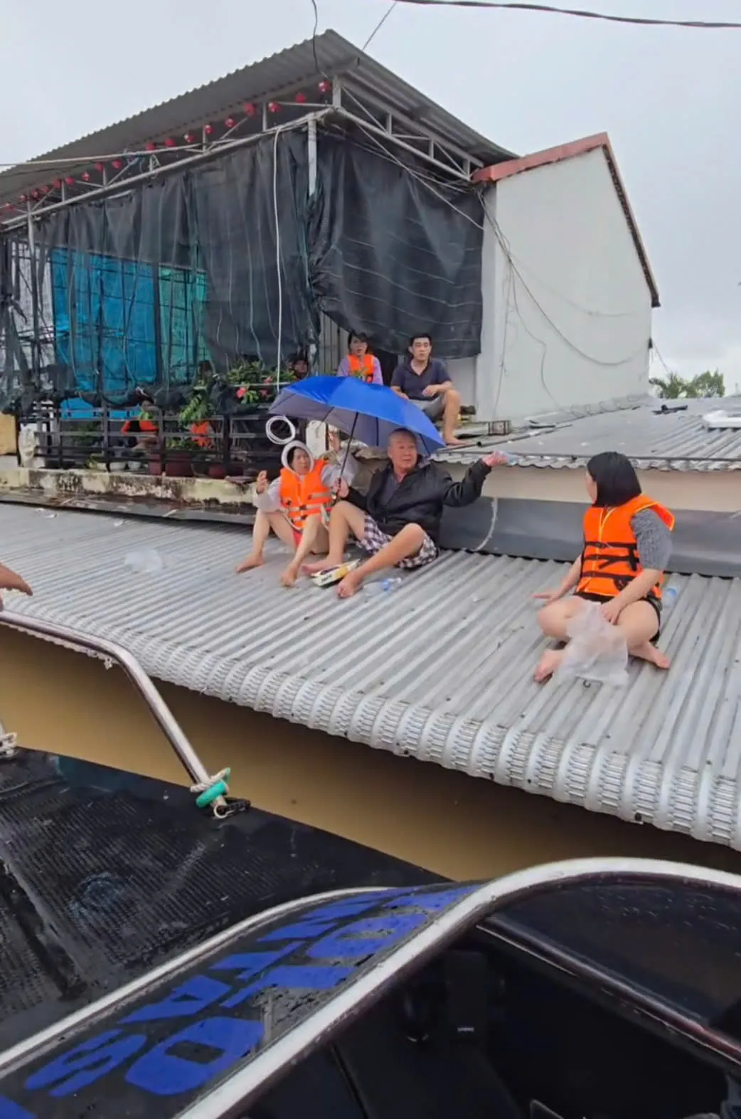 Khánh Hòa: Vào vùng ngập sâu tiếp tế lương thực cho bà con- Ảnh 3.