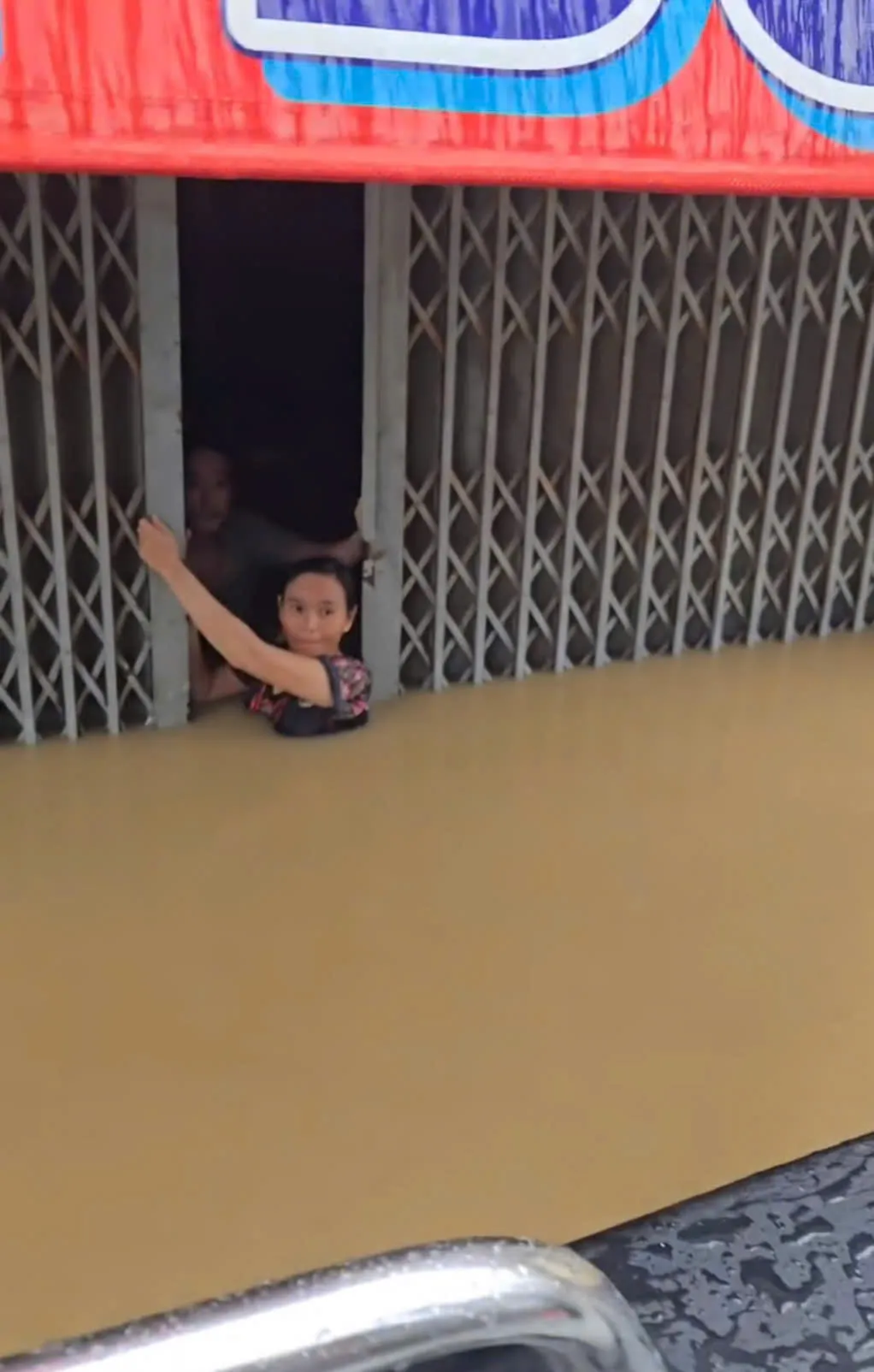 Khánh Hòa: Vào vùng ngập sâu tiếp tế lương thực cho bà con- Ảnh 7.