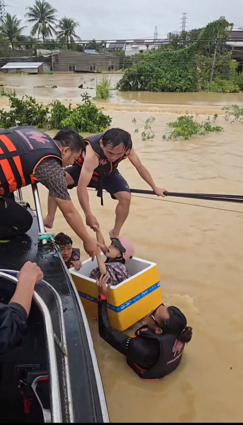 Khánh Hòa: Vào vùng ngập sâu tiếp tế lương thực cho bà con- Ảnh 1.