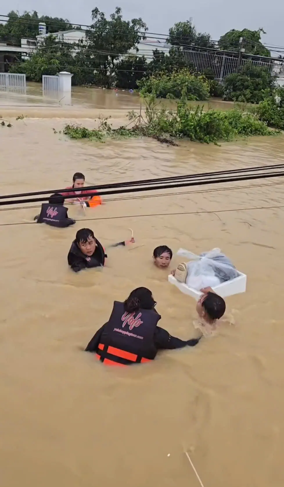 Khánh Hòa: Vào vùng ngập sâu tiếp tế lương thực cho bà con- Ảnh 8.