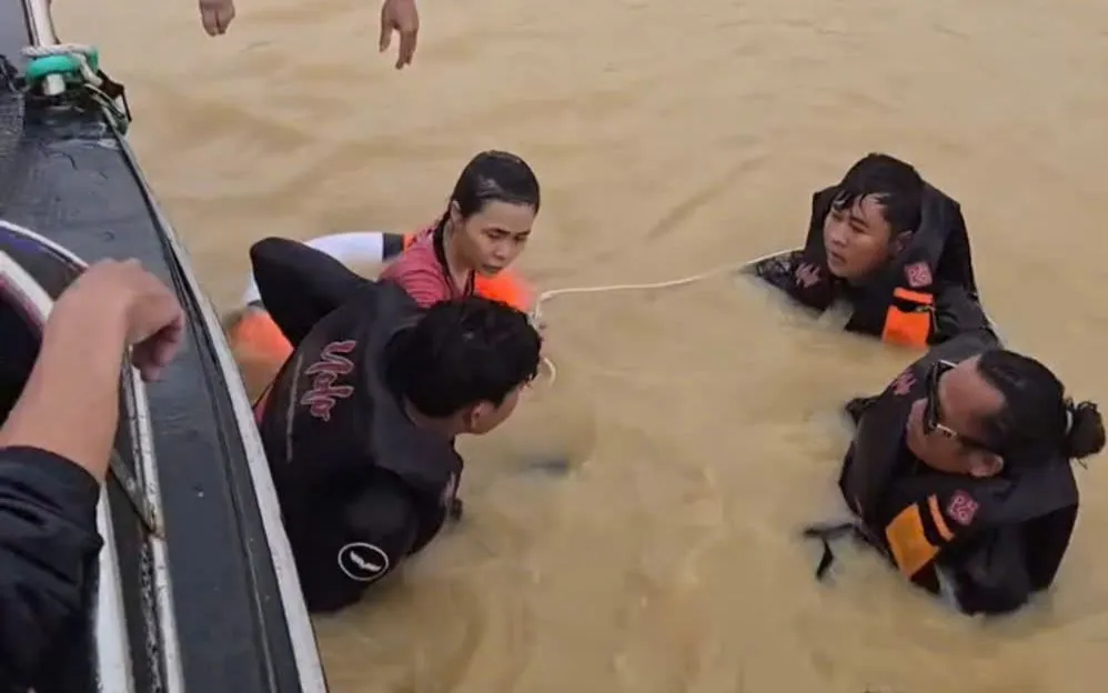 Nỗ lực cứu người dân vùng lũ.