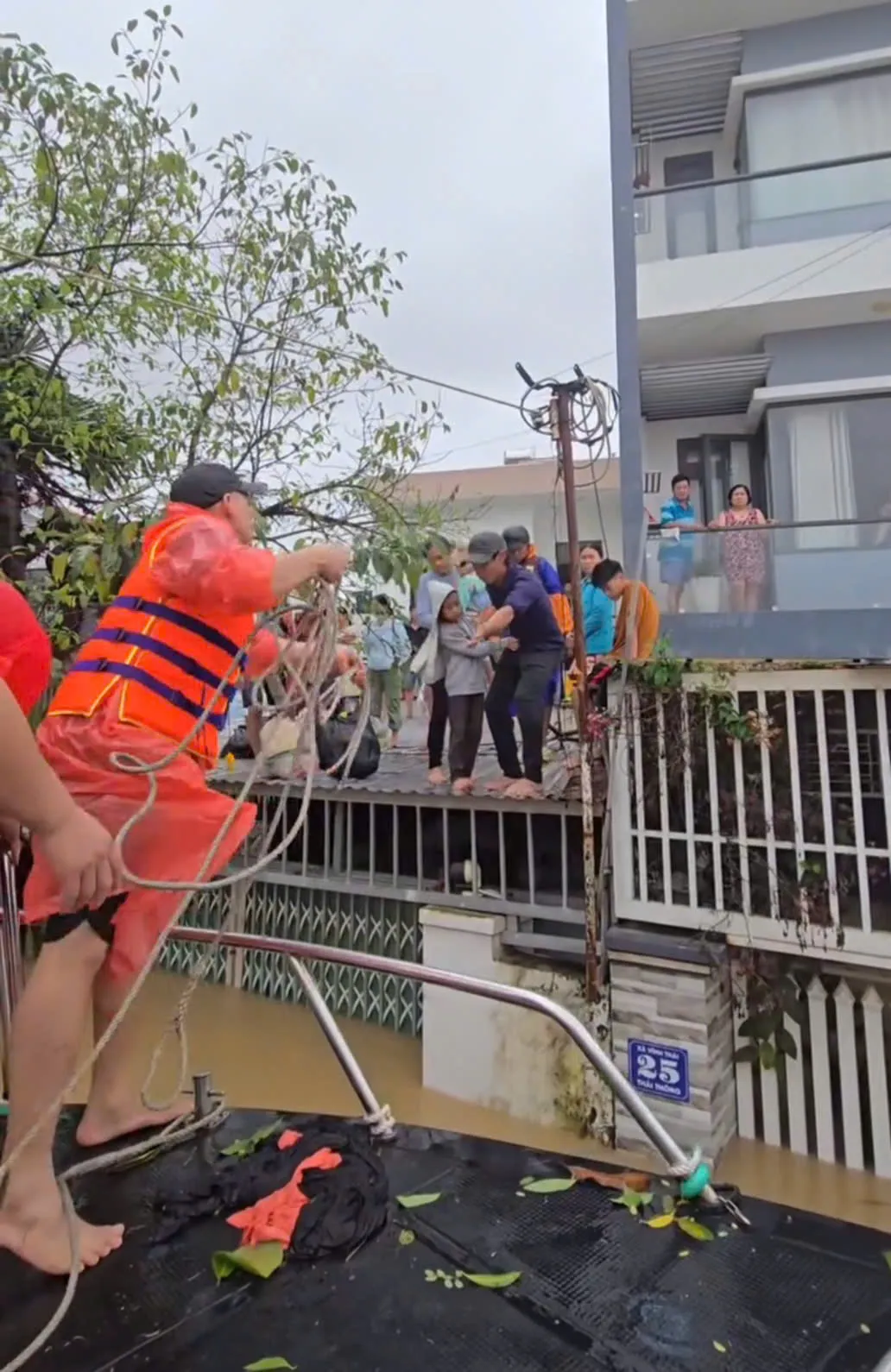 Khánh Hòa: Vào vùng ngập sâu tiếp tế lương thực cho bà con- Ảnh 6.