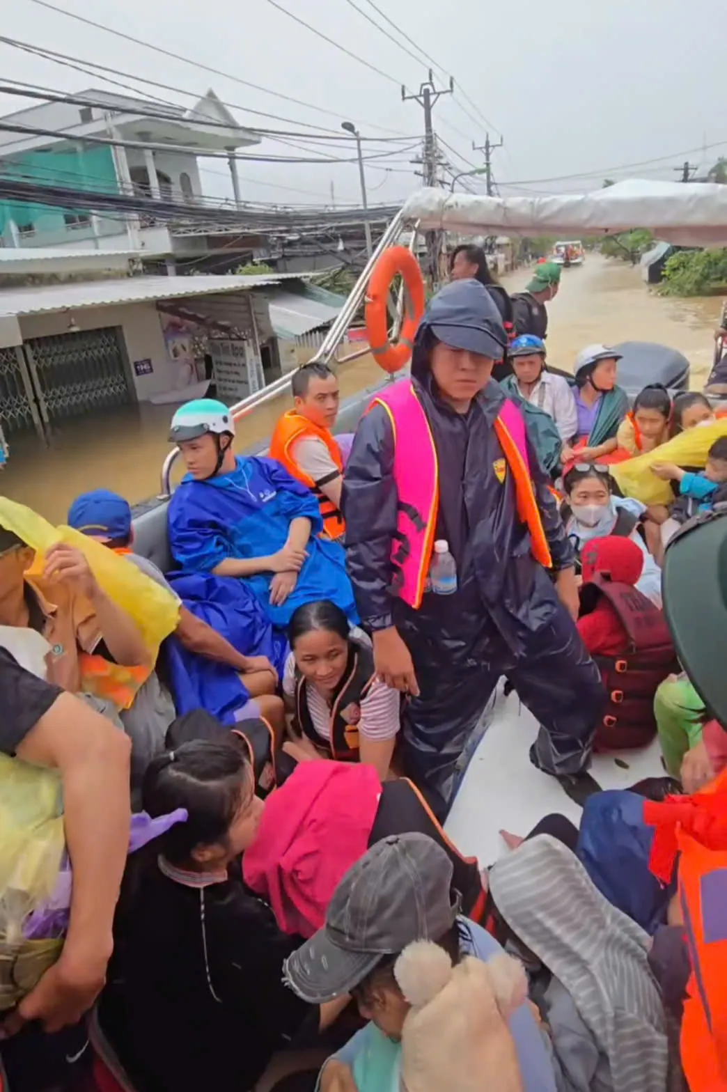 Khánh Hòa: Vào vùng ngập sâu tiếp tế lương thực cho bà con- Ảnh 9.