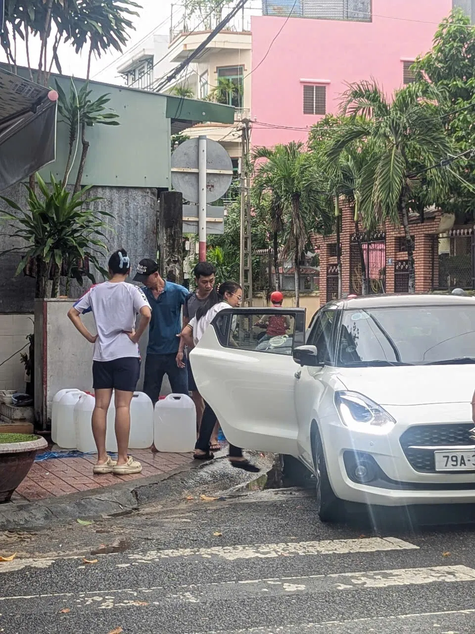 Khánh Hòa: Cúp nước kéo dài, bà con Nha Trang chia sẻ nước sinh hoạt trong mưa lũ - Ảnh 3.