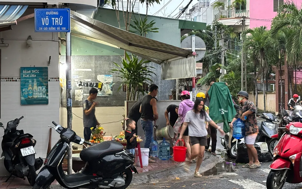 Bà con Nha Trang chia sẻ nước sinh hoạt trong mưa lũ.