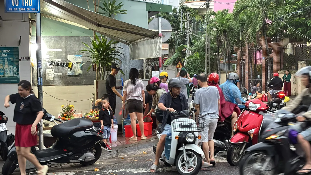 Khánh Hòa: Cúp nước kéo dài, bà con Nha Trang chia sẻ nước sinh hoạt trong mưa lũ - Ảnh 2.