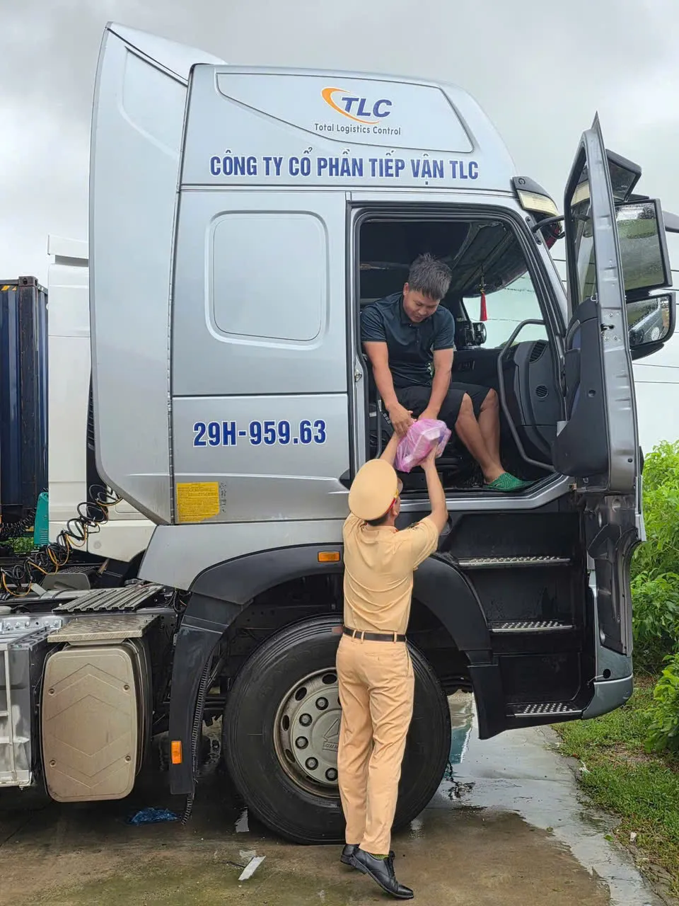 Kẹt xe tại hai đầu Đèo Cả, giao thông tê liệt giữa ranh Khánh Hòa - Đắk Lắk - Ảnh 2.