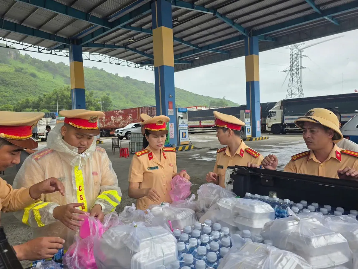 Kẹt xe tại hai đầu Đèo Cả, giao thông tê liệt giữa ranh Khánh Hòa - Đắk Lắk - Ảnh 1.