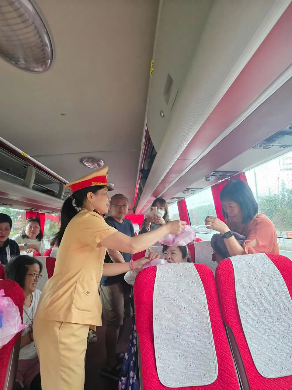 Kẹt xe tại hai đầu Đèo Cả, giao thông tê liệt giữa ranh Khánh Hòa - Đắk Lắk - Ảnh 4.