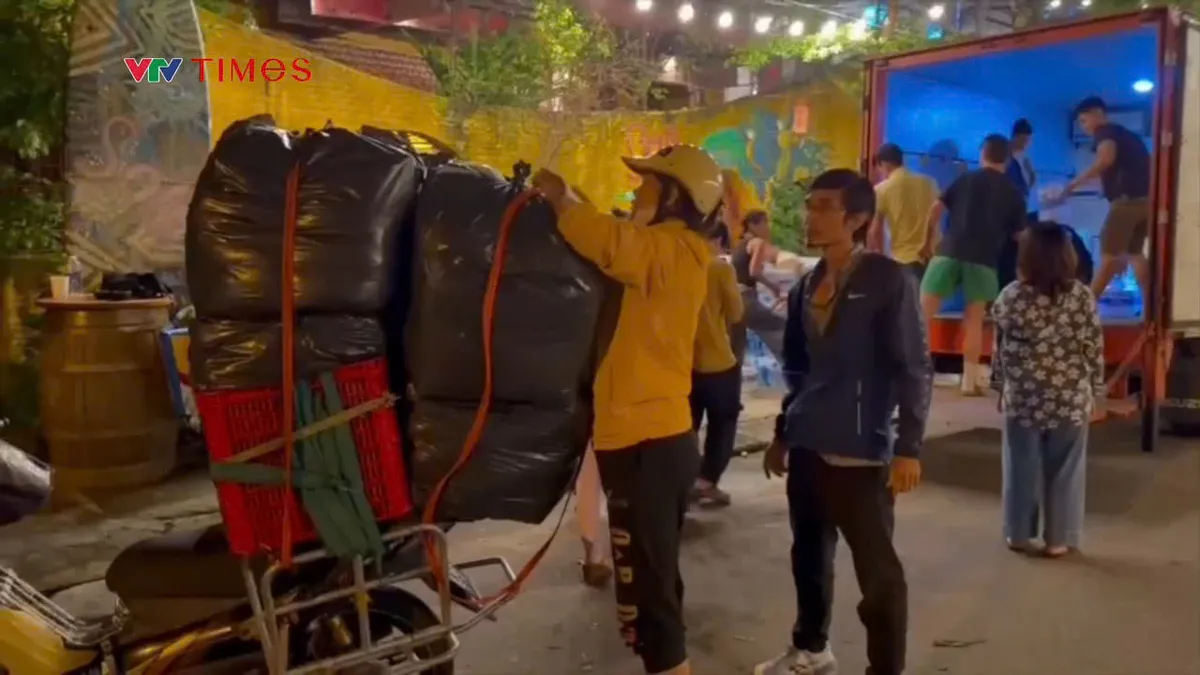 Người dân Hội An huy động nhu yếu phẩm gửi vào vùng lũ  Đắk Lắk - Ảnh 1.