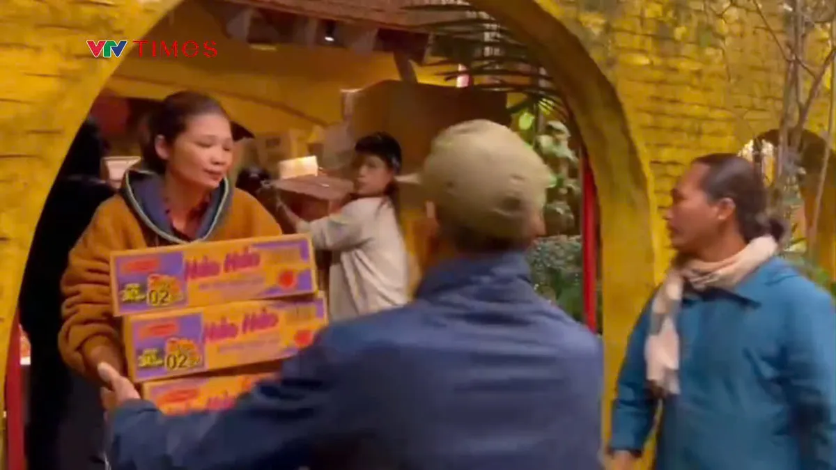 Người dân Hội An huy động nhu yếu phẩm gửi vào vùng lũ  Đắk Lắk - Ảnh 2.