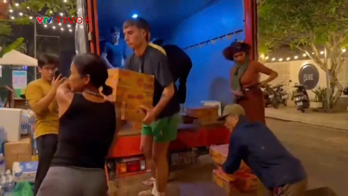 Người dân Hội An huy động nhu yếu phẩm gửi vào vùng lũ  Đắk Lắk - Ảnh 3.