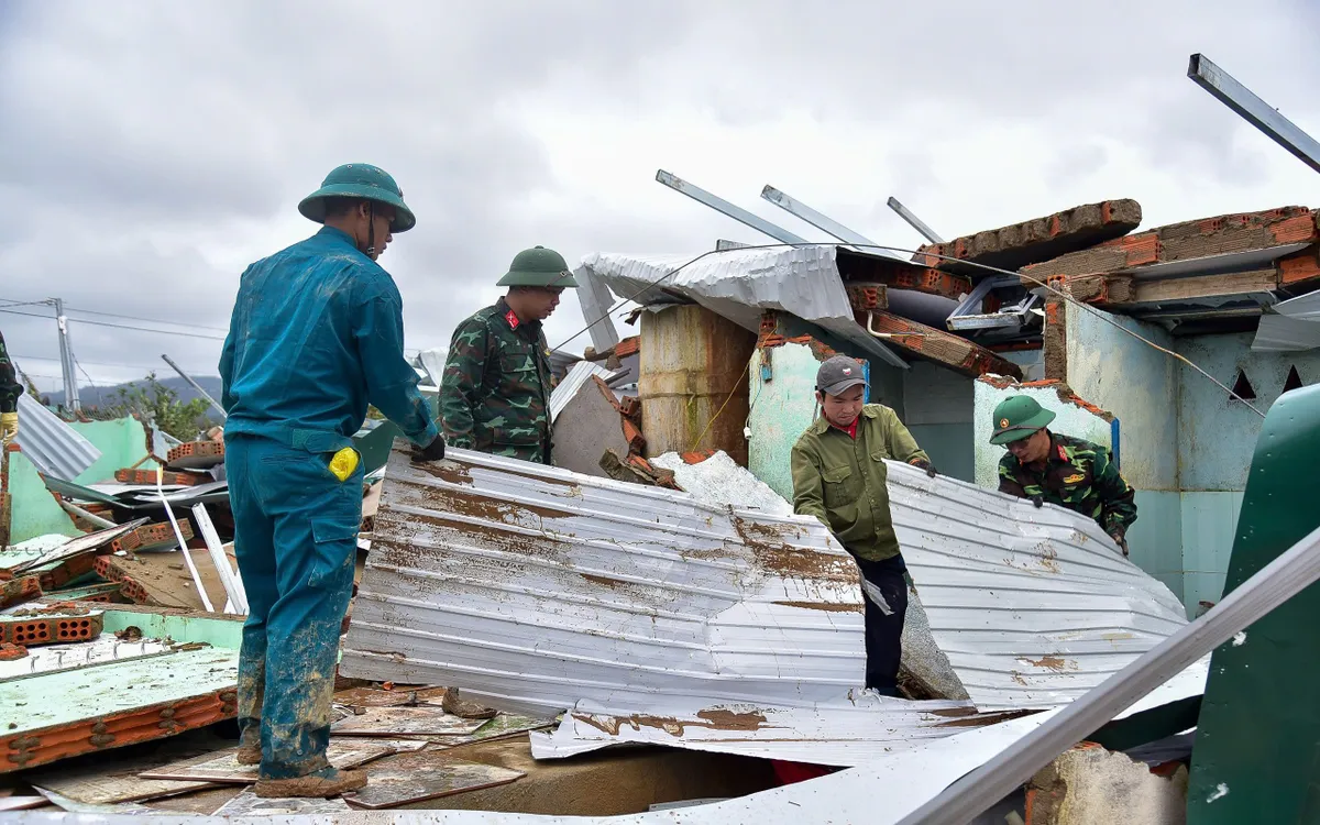 Cán bộ, chiến sĩ Ban Chỉ huy Phòng thủ Khu vực 1 – Đức Trọng hỗ trợ người dân khắc phục hậu quả sau lũ.