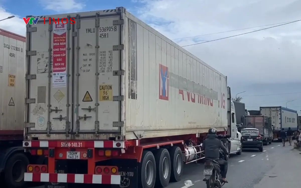 Đèo Cả vẫn tiếp tục tê liệt, CSGT phân luồng từ xa trên 4 tuyến cao tốc phía Nam.