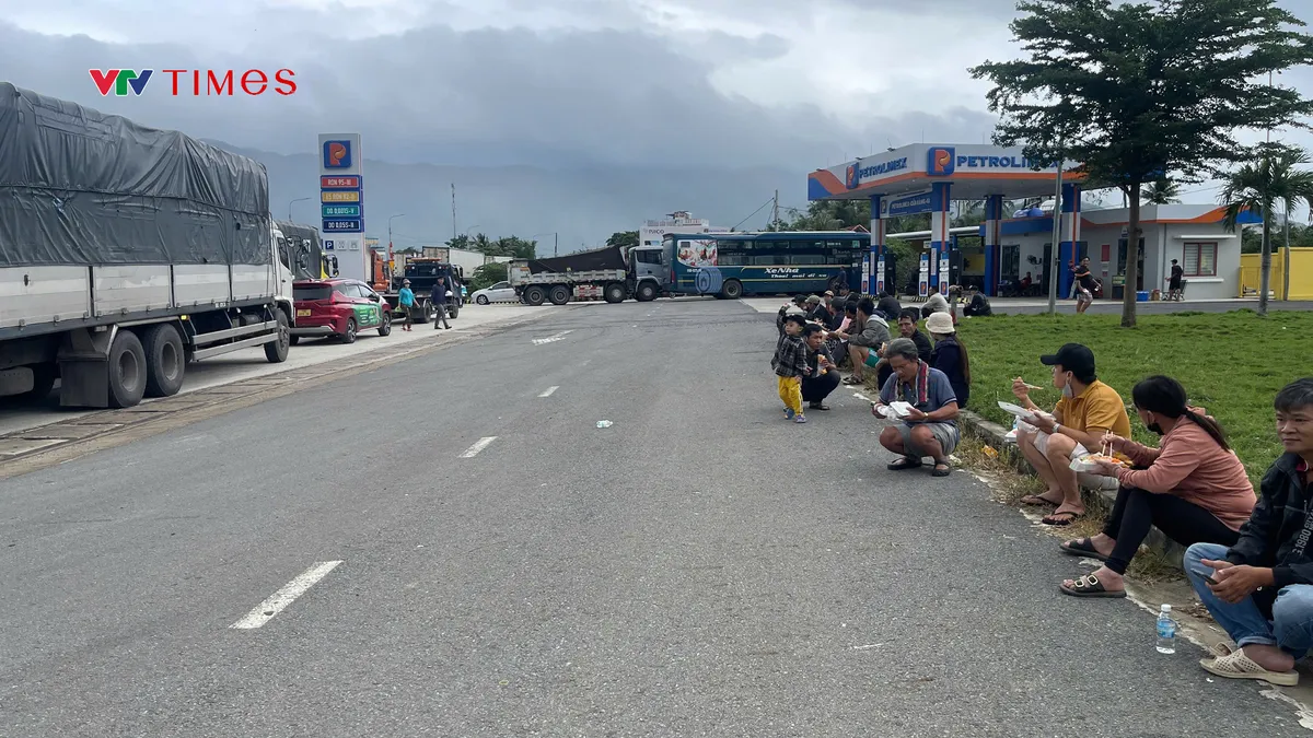 Đèo Cả  vẫn tiếp tục tê liệt, CSGT phân luồng từ xa trên 4 tuyến cao tốc phía Nam - Ảnh 1.