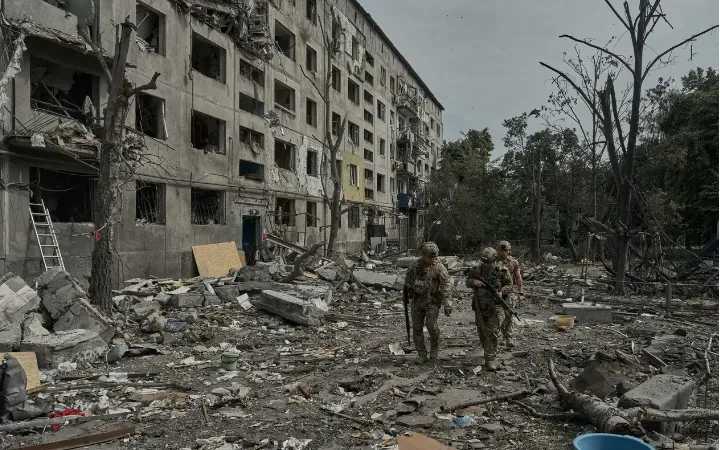 Sơ tán dân thường khỏi thành phố Pokrovsk, vùng Donetsk, Ukraine, ngày 19/6/2025 (Ảnh: Getty Images)