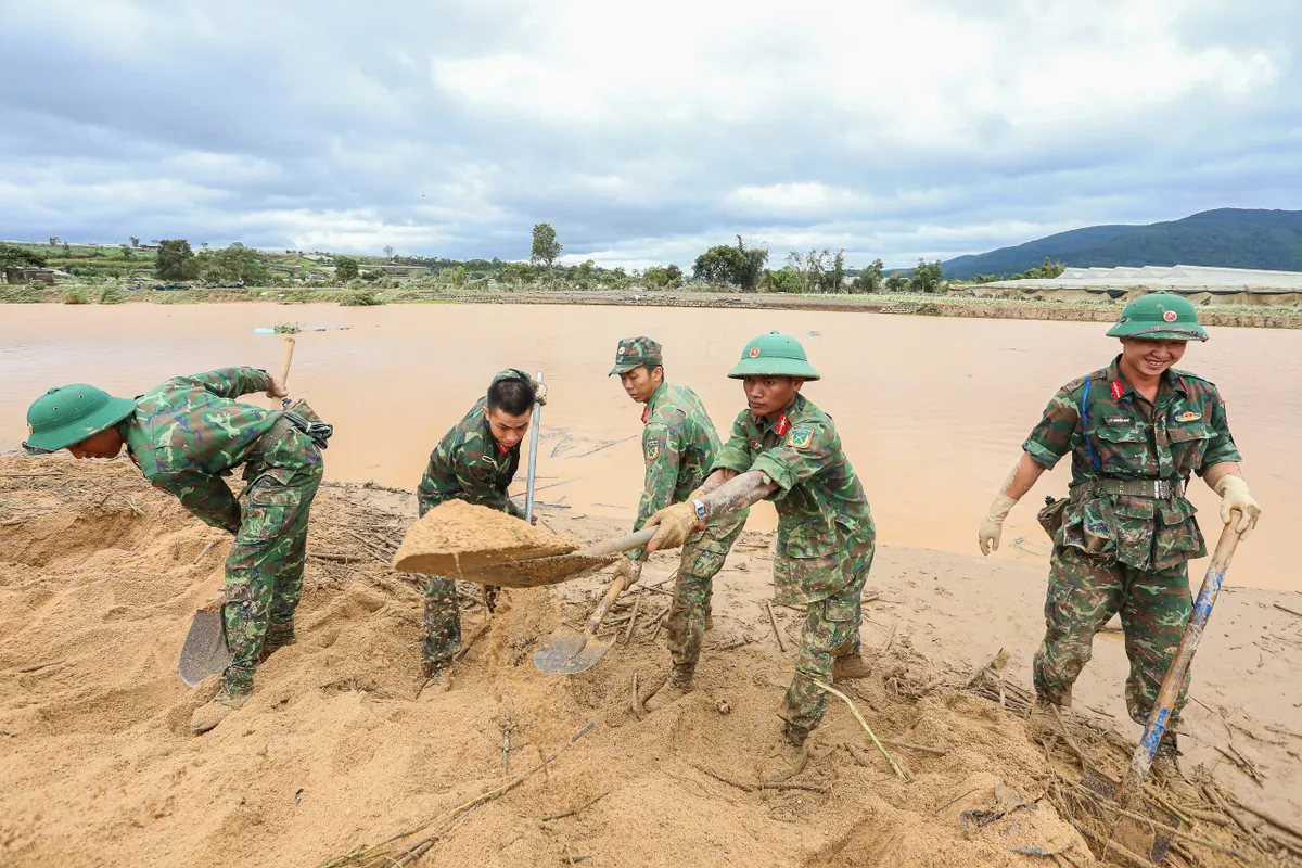 Quân khu 7 hỗ trợ người dân Lâm Đồng khắc phục hậu quả sau lũ- Ảnh 2.